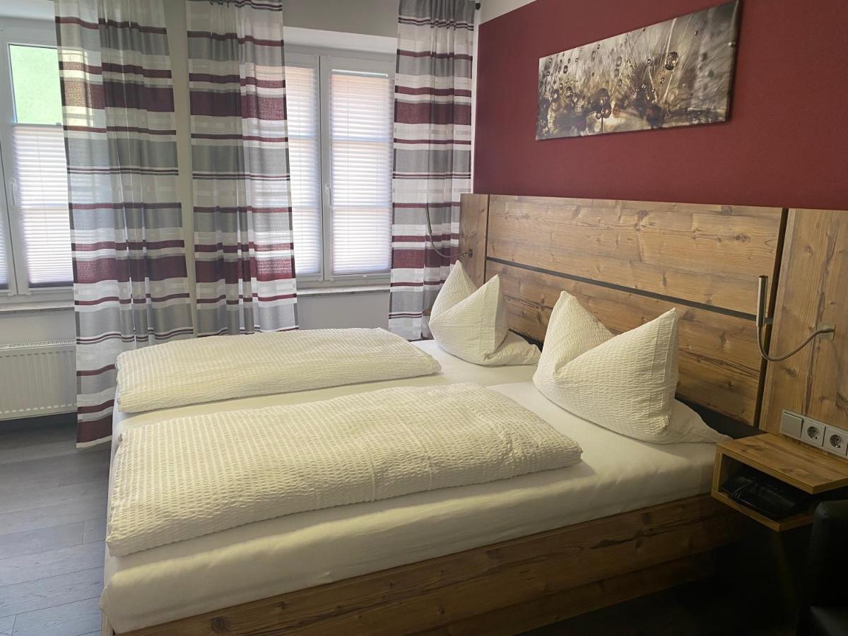 Hotel-Gasthof Zur Post Velburg Esterno foto