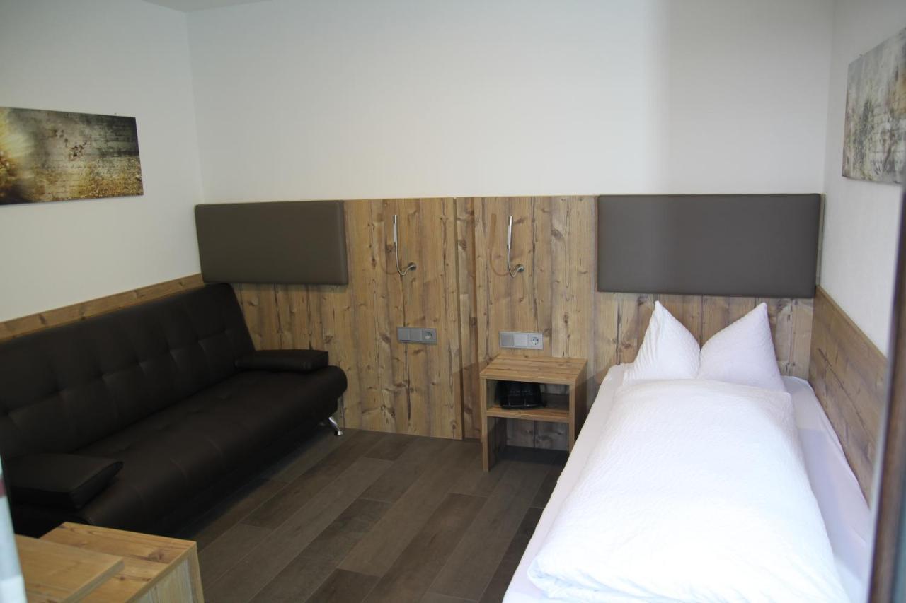 Hotel-Gasthof Zur Post Velburg Esterno foto