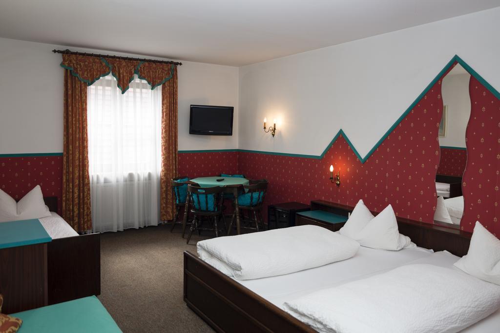 Hotel-Gasthof Zur Post Velburg Esterno foto